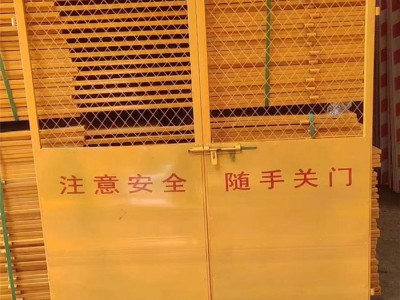 青岛现货供应电梯门建筑楼层防护电梯门货梯双开门电梯井大板货梯防护门图1