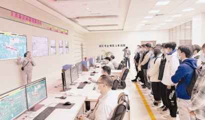大学生“环保体验官”深入环保企业“沉浸式体验”