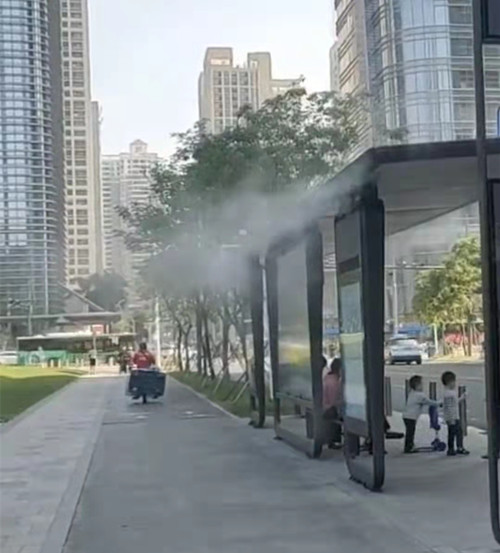 公交站喷雾降温.jpg